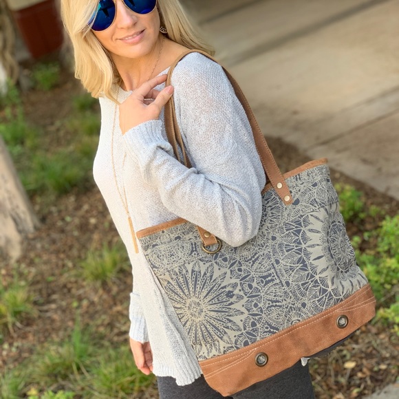 ✨RESTOCKED✨OBJET D'ART LEATHER STRIP TOTE BAG - Picture 3 of 8